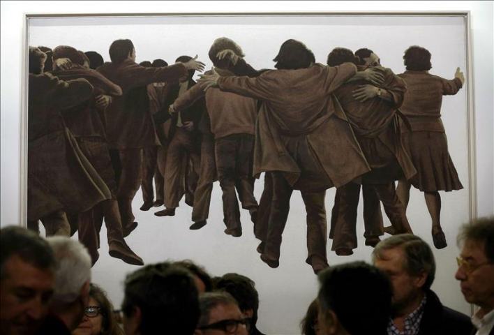 «El abrazo» de Juan Genovés, de la clandestinidad a las paredes del Congreso