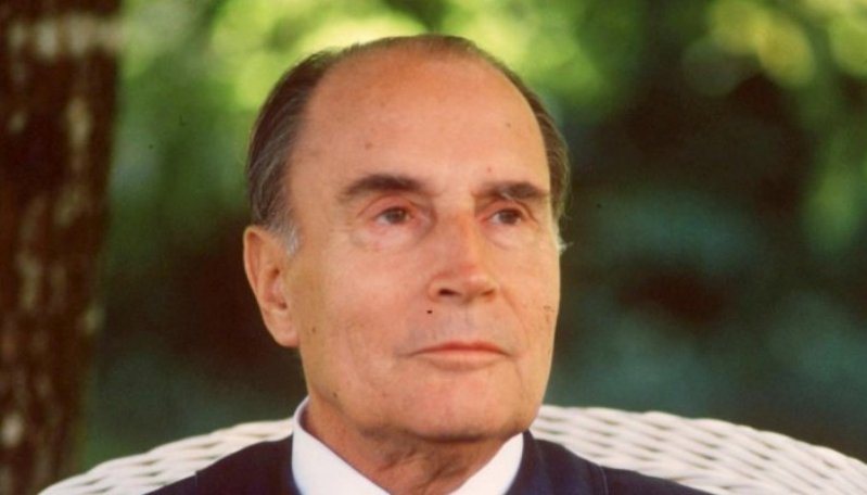 Hollande quiere conmemorar las dos fechas de Mitterrand, el último «monarca»