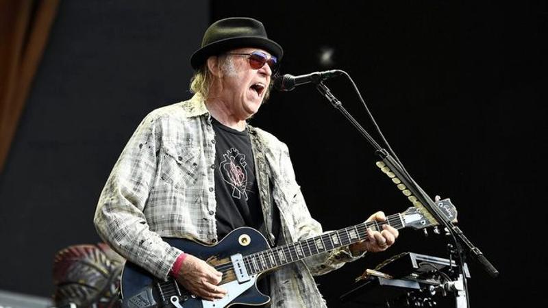Neil Young abandona Spotify por permitir la difusión de un podcast antivacunas