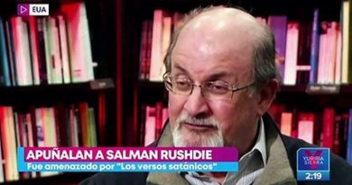 Salman Rushdie sigue grave tras ser apuñalado el viernes en el cuello y el abdomen