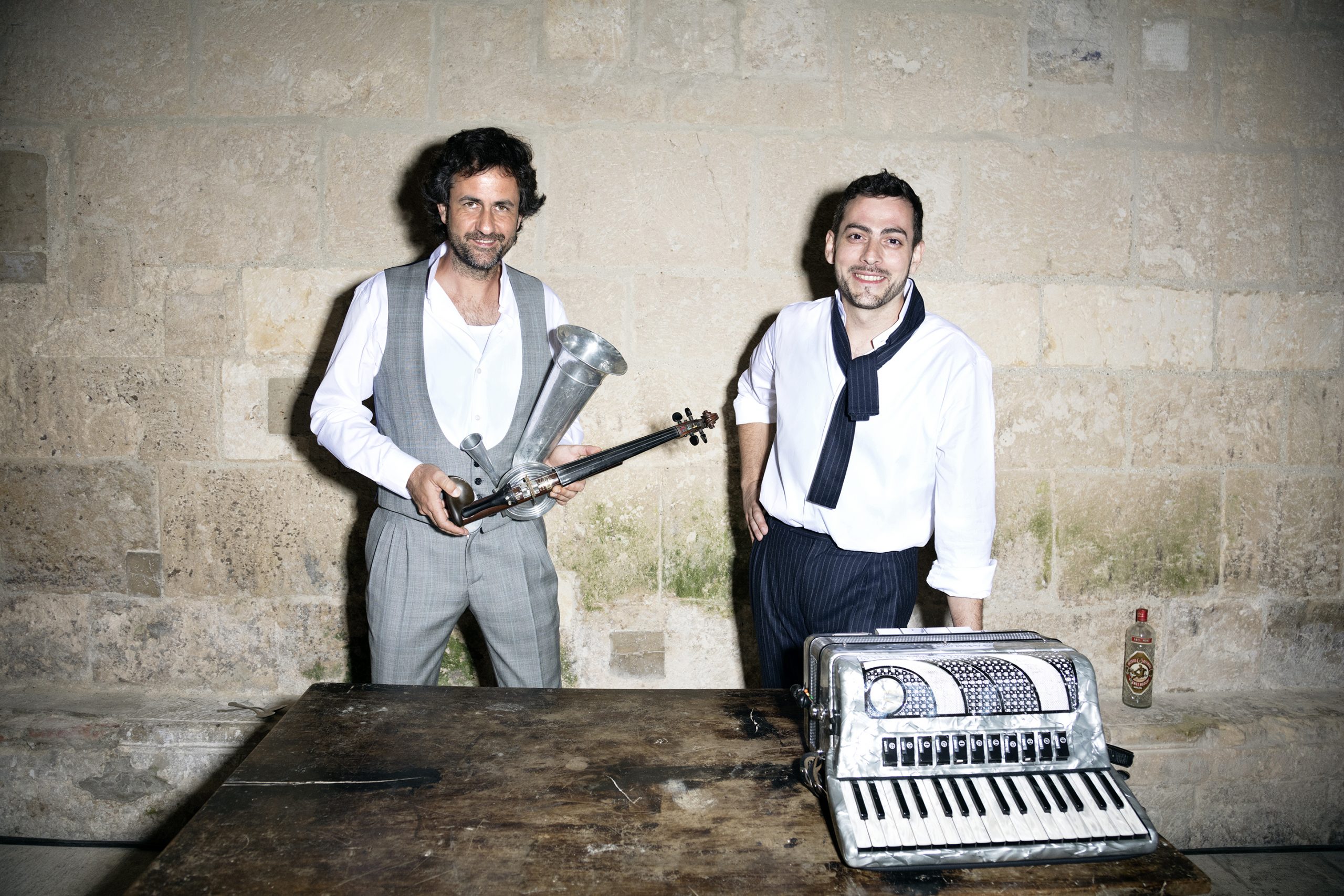 El dúo Fetén Fetén actúa en Miller con su repertorio popular y festivo en el ‘CicloOrillas’