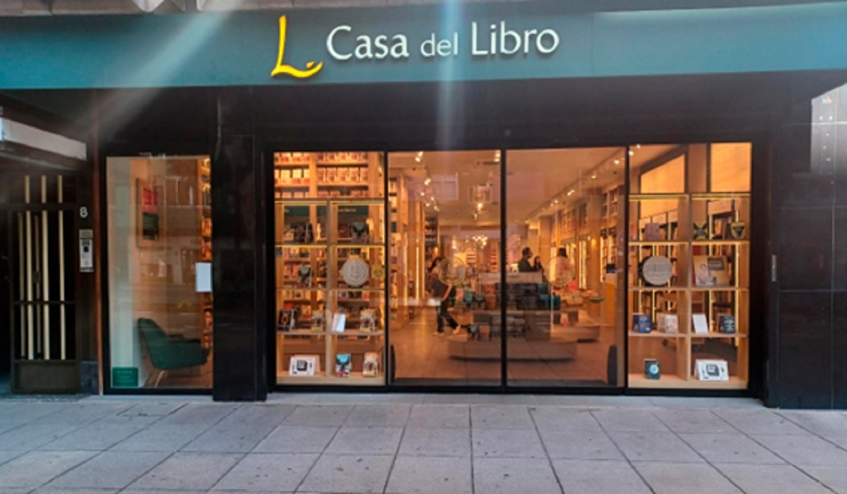 Santiago Gil apadrina la librería de Casa del Libro en Las Palmas de Gran Canaria