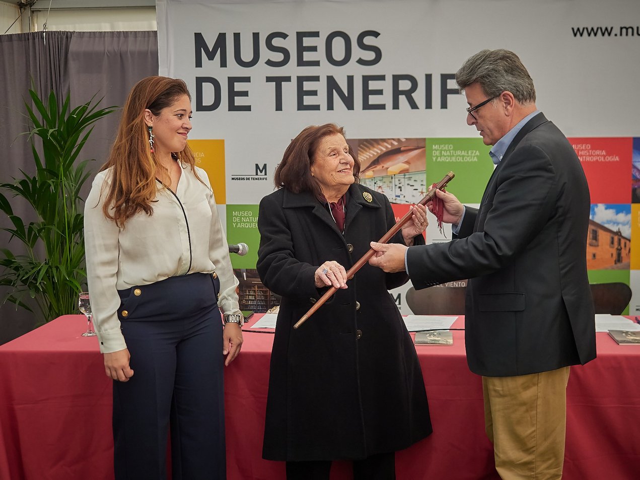 La Casa de Carta recibe la donación de la Vara de Mando de los alcaldes del antiguo Ayuntamiento de Valle de Guerra
