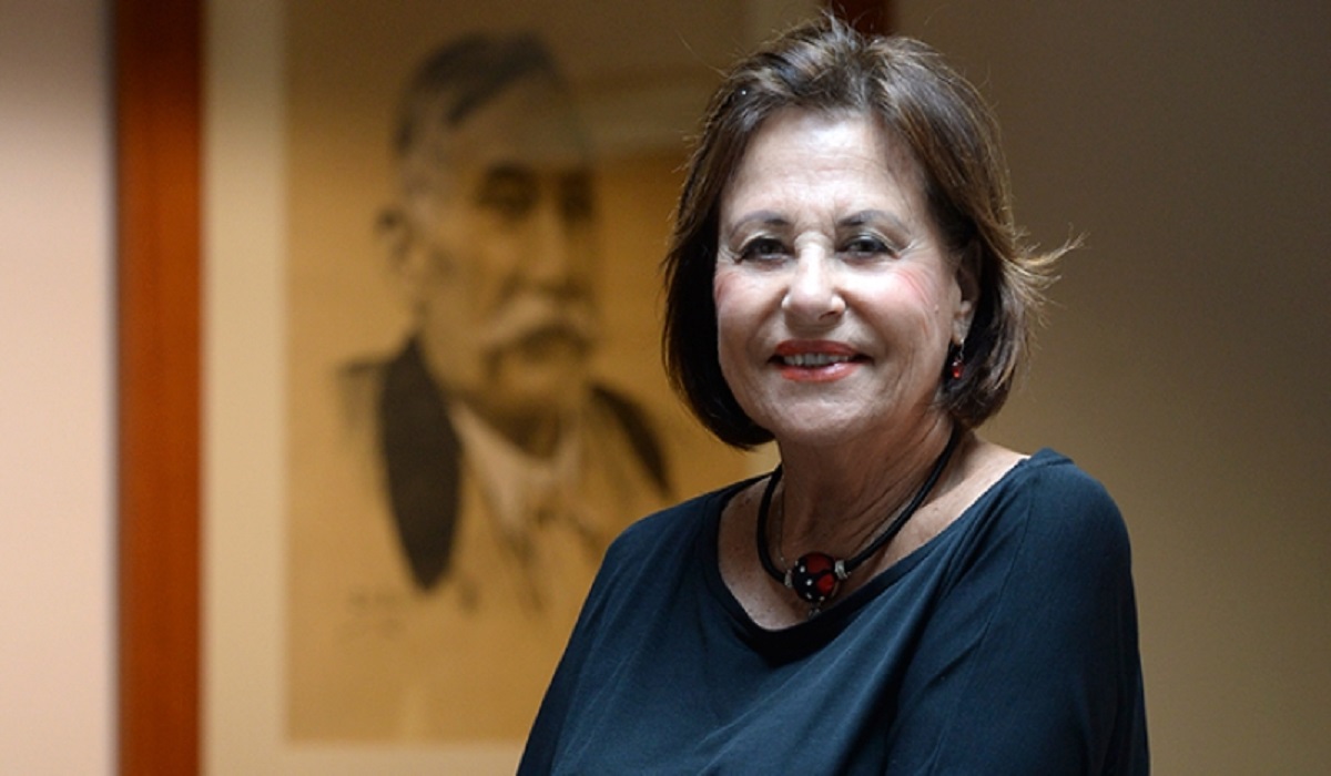 Yolanda Arencibia recoge el Premio Comillas por su biografía de Galdós en el 181 aniversario de su nacimiento