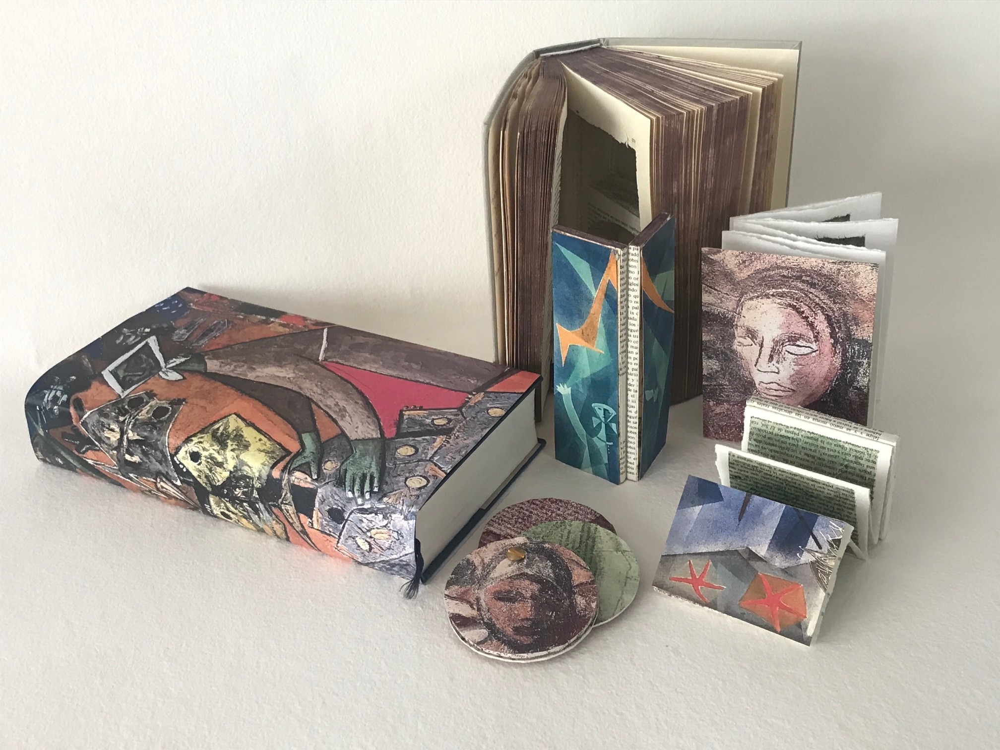 La artista Paqui Martín imparte en la Biblioteca Insular un taller para convertir libros en obras de arte