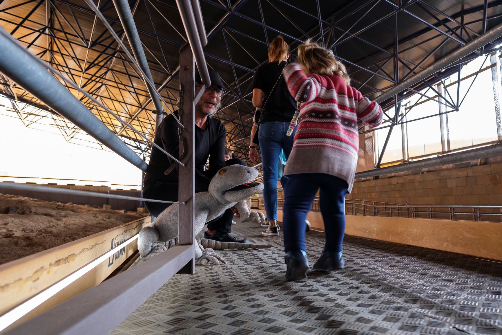 Cueva Pintada muestra el pasado aborigen a los más pequeños con una visita teatralizada