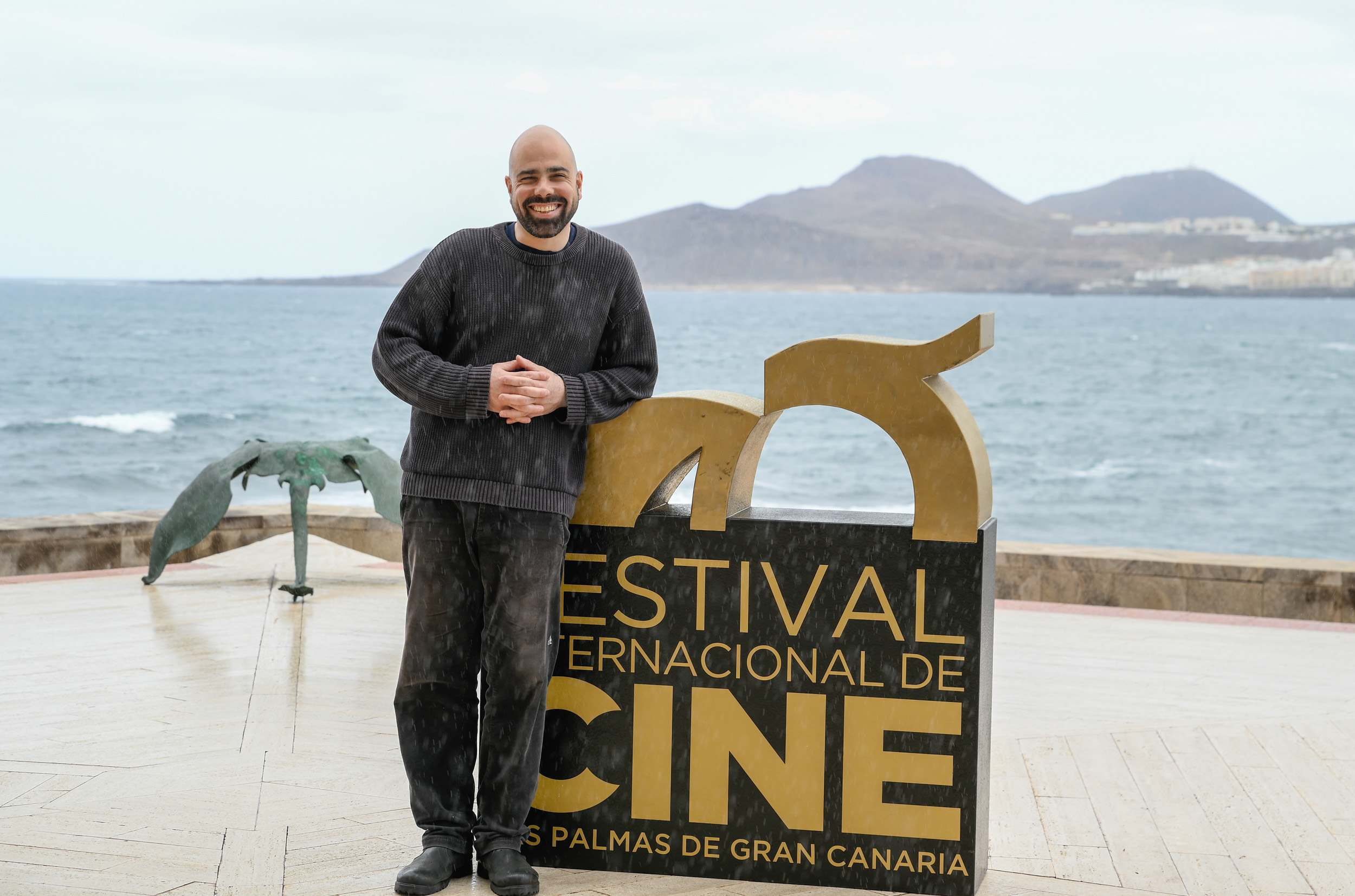 Tato Kotetishvili presenta en la Sección Oficial ‘Holy Electricity’: un docudrama onírico en el que dos primos venden crucifijos de neón en los suburbios de Tiflis