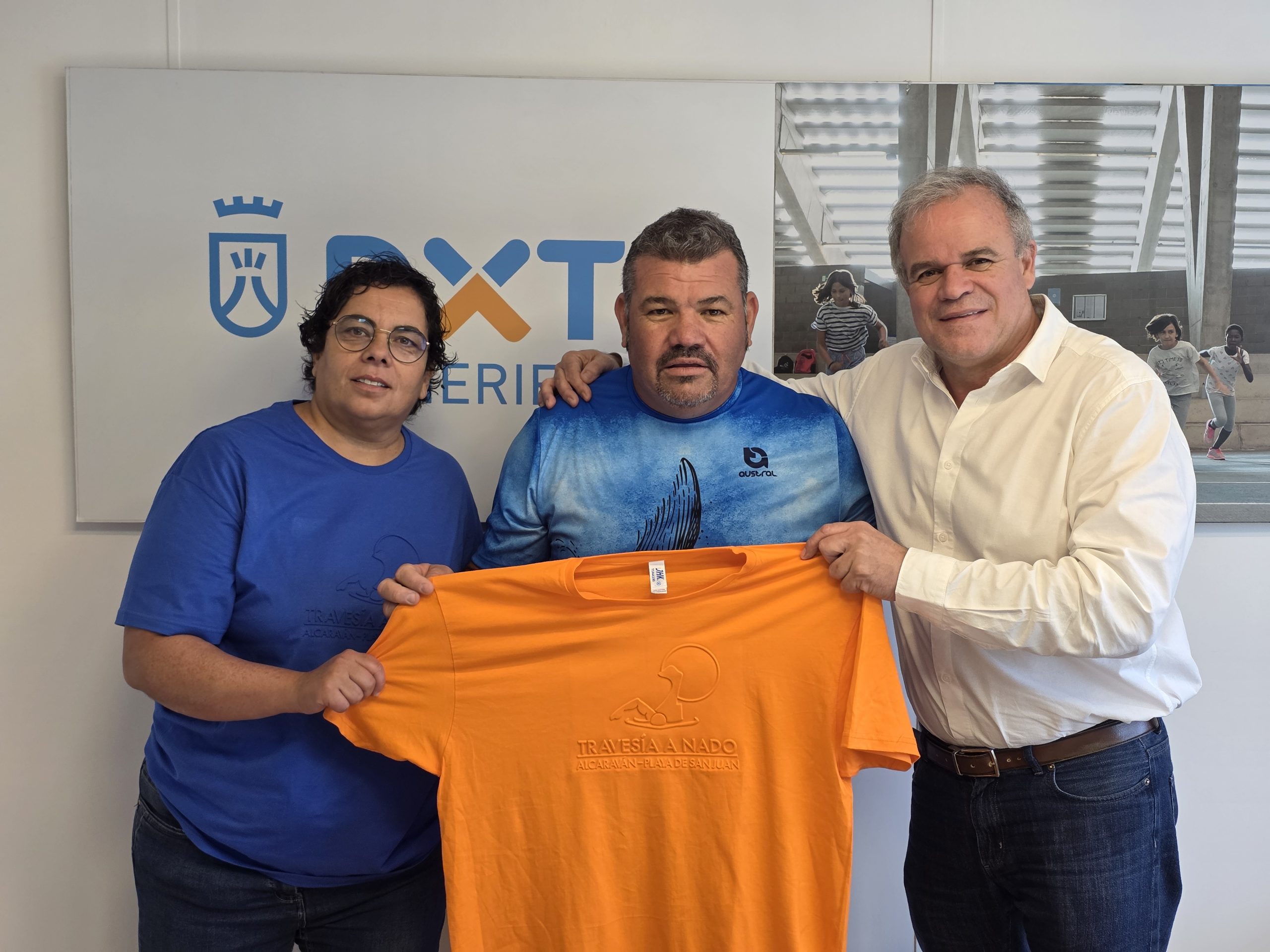 El Cabildo apoya la Travesía a Nado Alcaraván, que será puntuable para la Copa de España