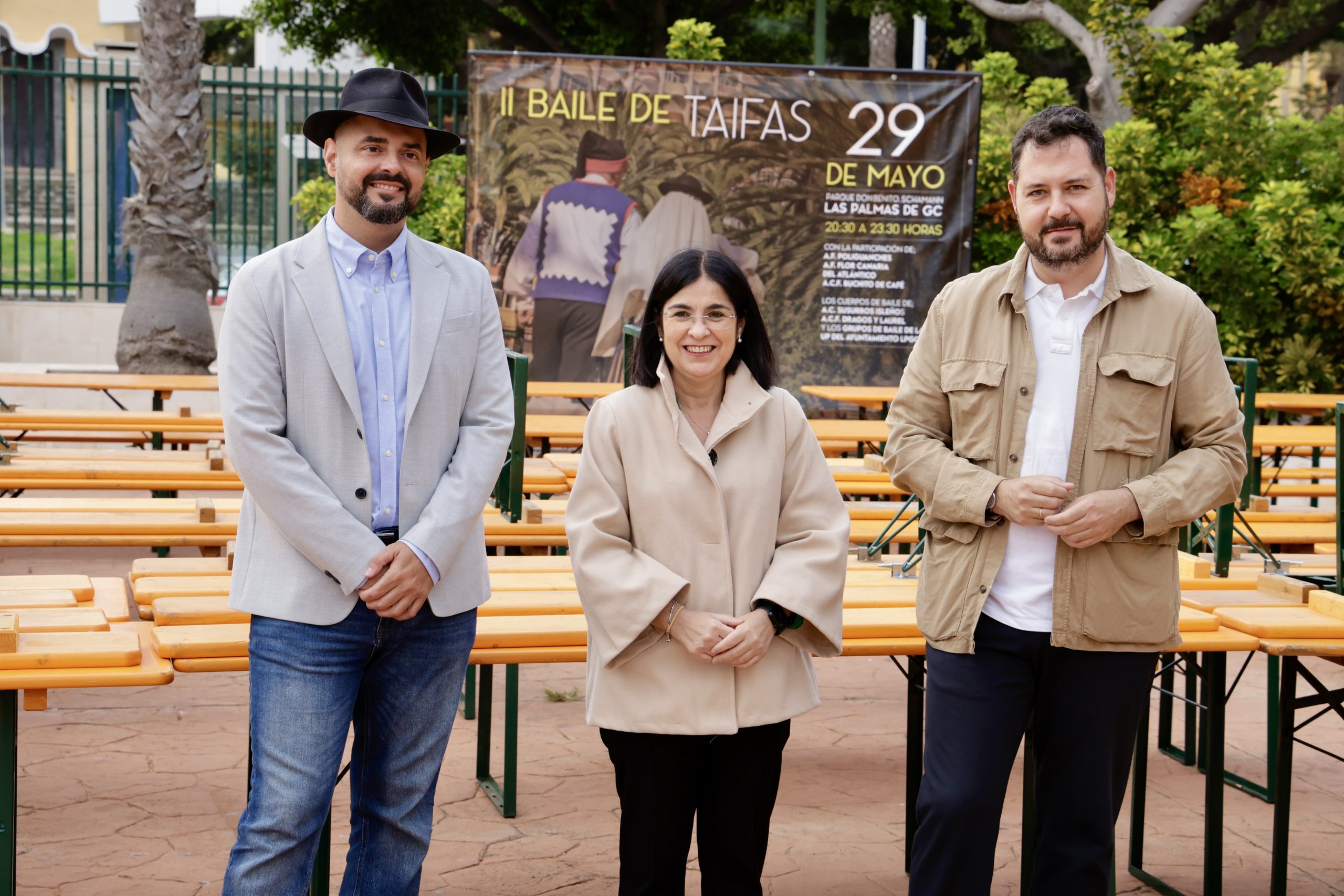 La alcaldesa Darias comprueba los preparativos del Baile de Taifas que acogerá hoy el parque Don Benito