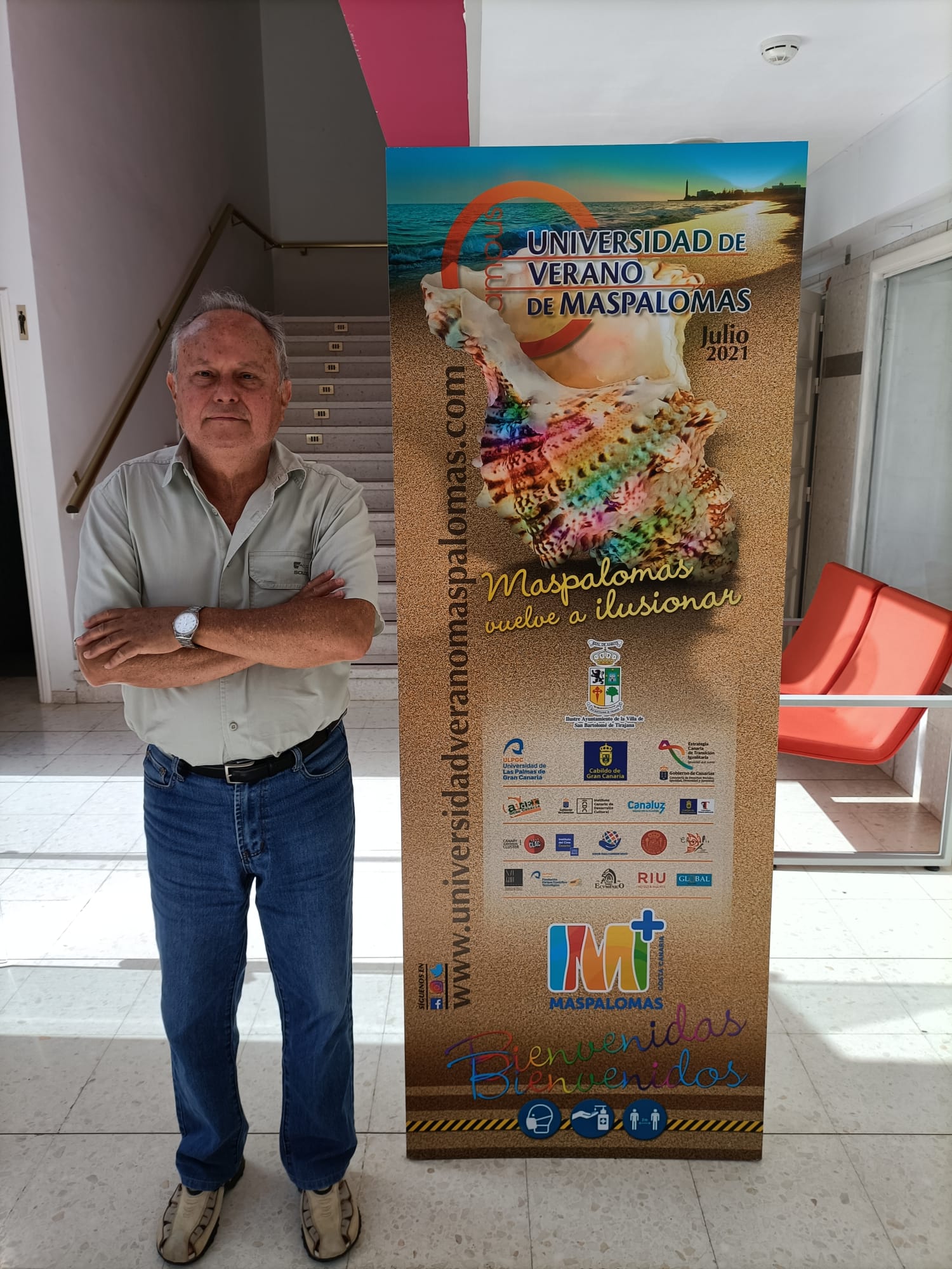 El profesor Eduardo Perdomo escudriña en la prosa de Alonso Quesada en la Biblioteca Insular