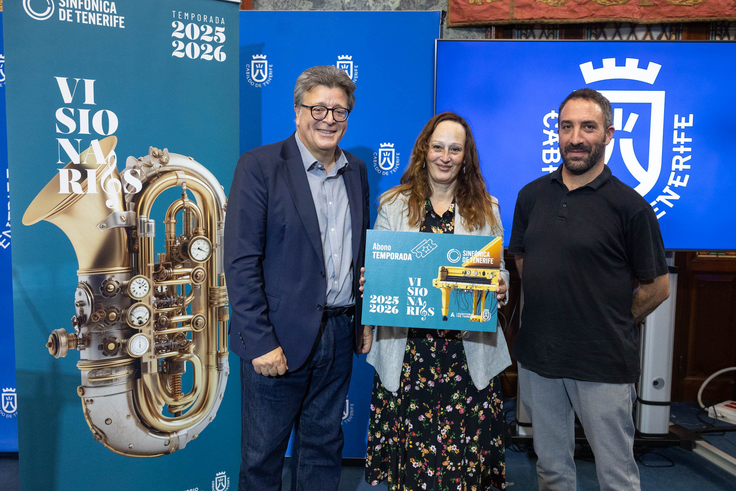 El Cabildo entrega los abonos de la temporada 2025-2026 a los ganadores del sorteo Visionari@s