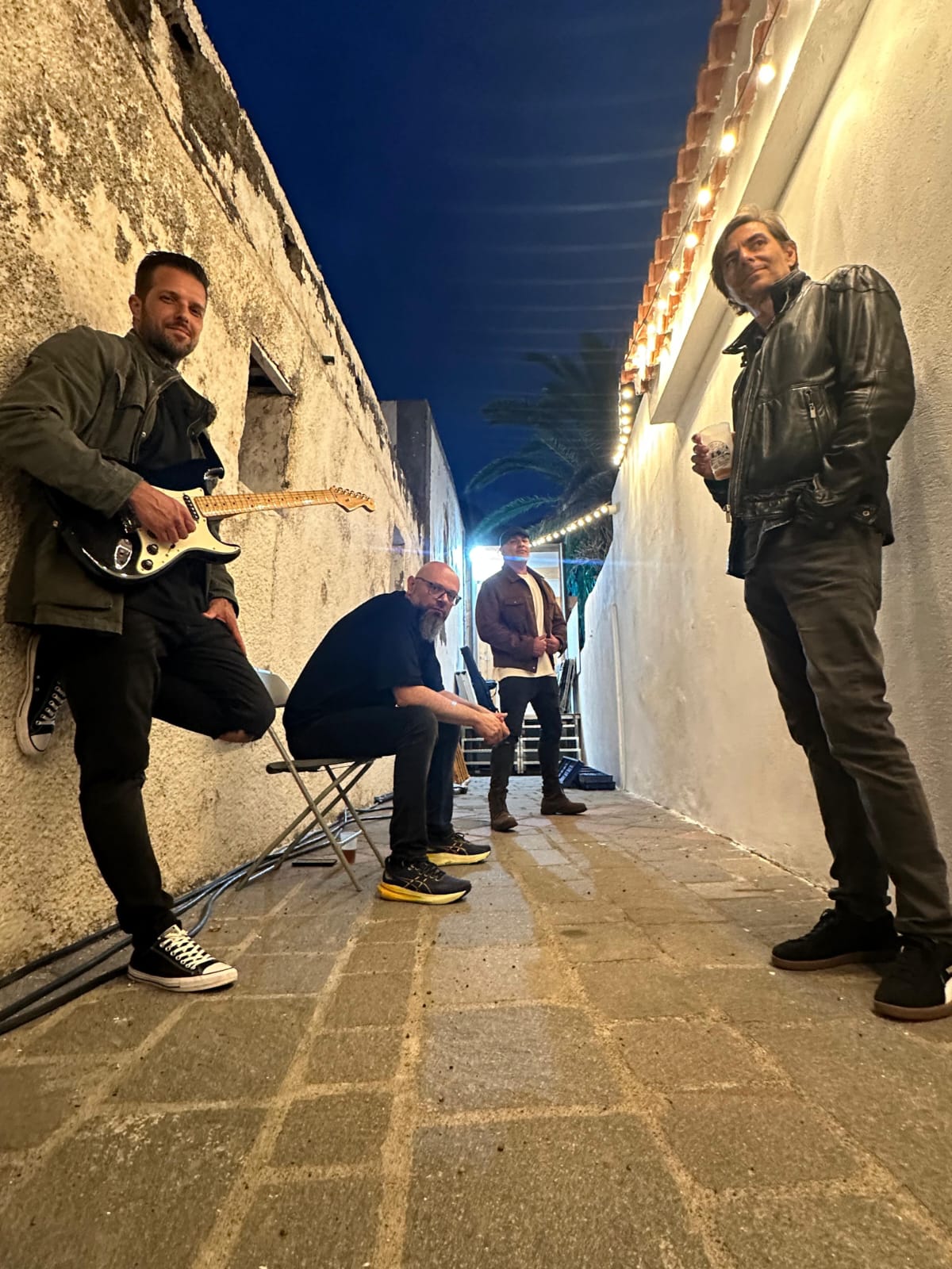 ‘La calle de al lao’ pone la banda sonora a la velada ochentera en Titos Beach