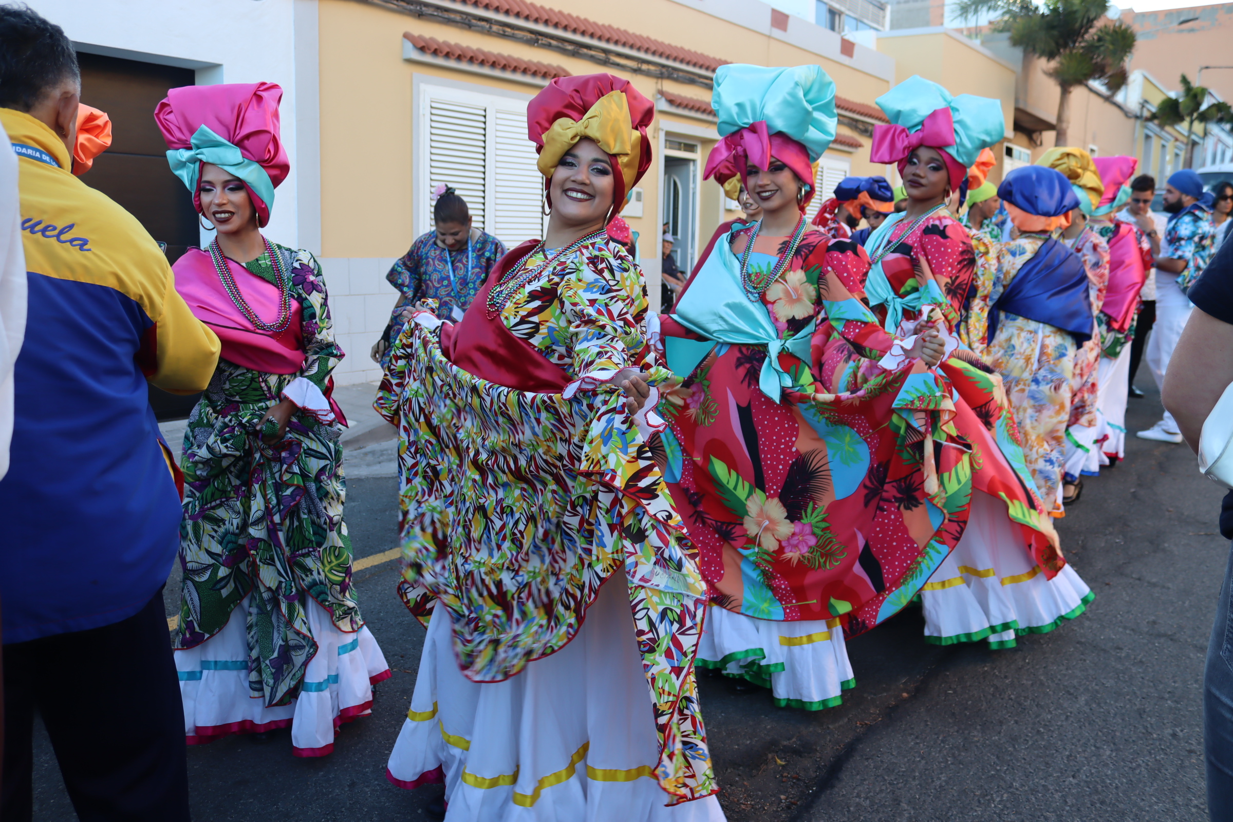 La música y los bailes folclóricos de Venezuela, Lesoto y Canarias se asoman a Carrizal
