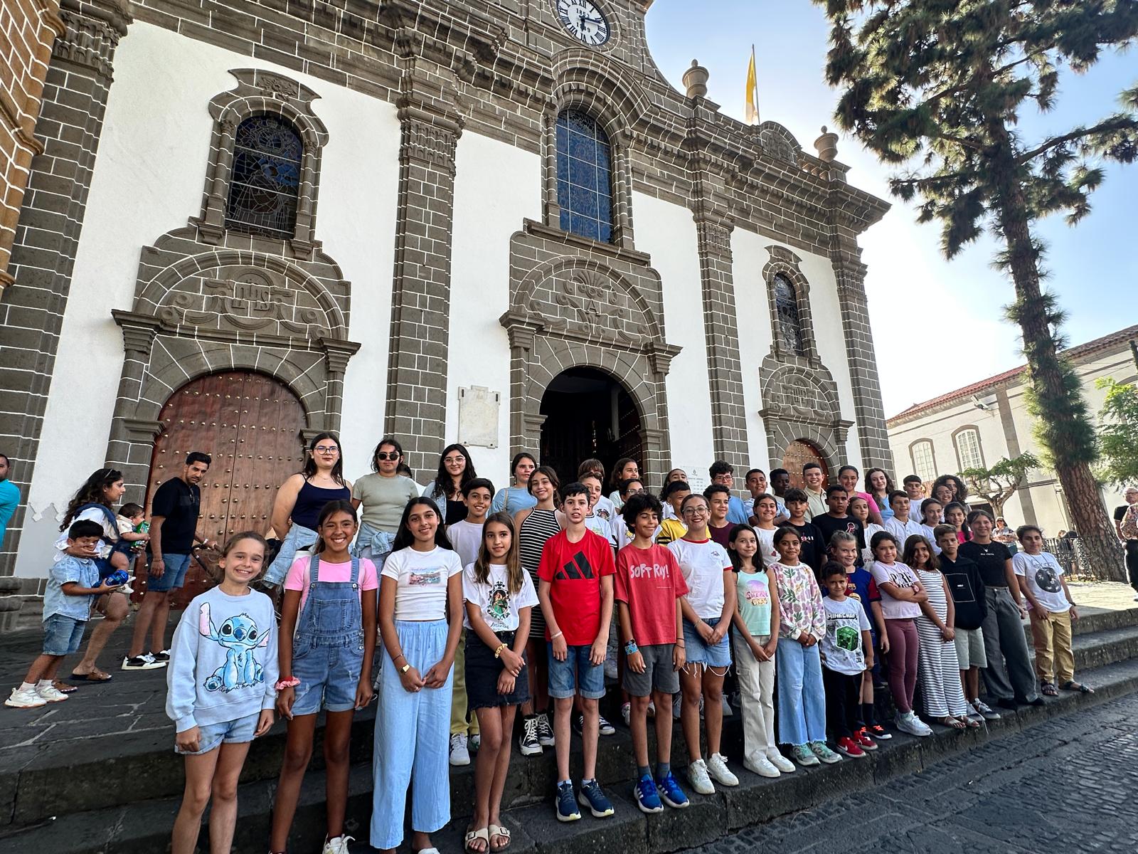 Los niños y niñas verseadores afinan las décimas que se escucharán en la 73º Romería-Ofrenda del Pino
