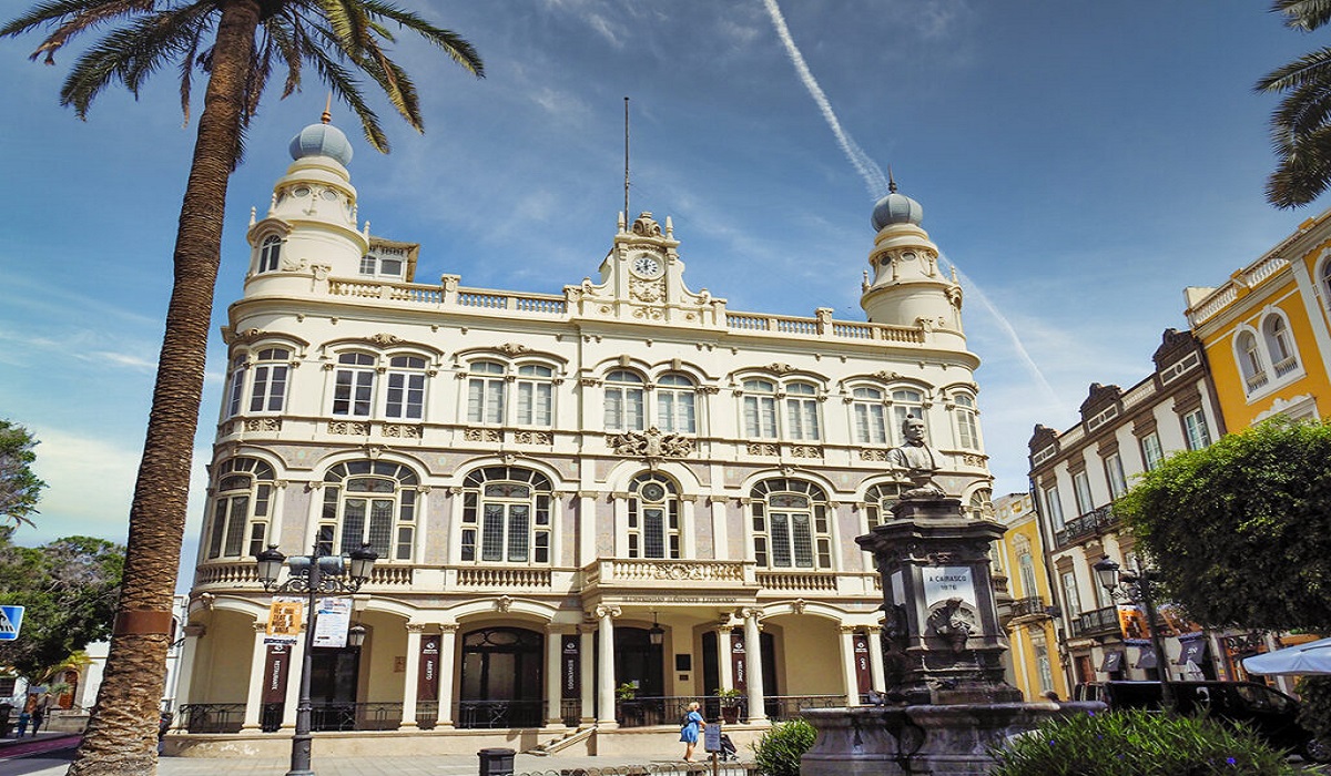 Con todas las plazas agotadas se celebra la última ruta guiada por la Triana modernista