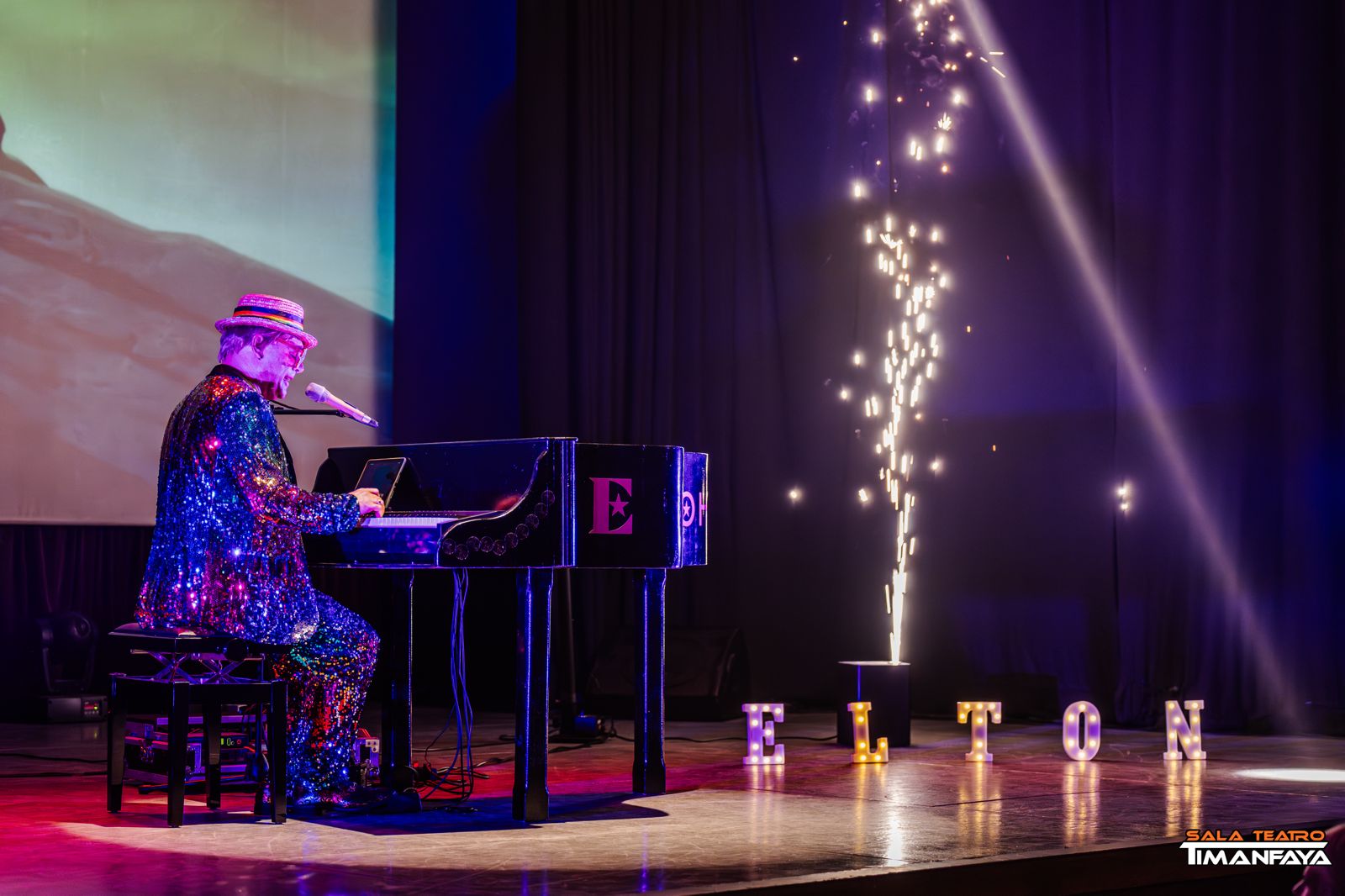 Andrea Pio rinde tributo a Elton John en Tito’s Teatro