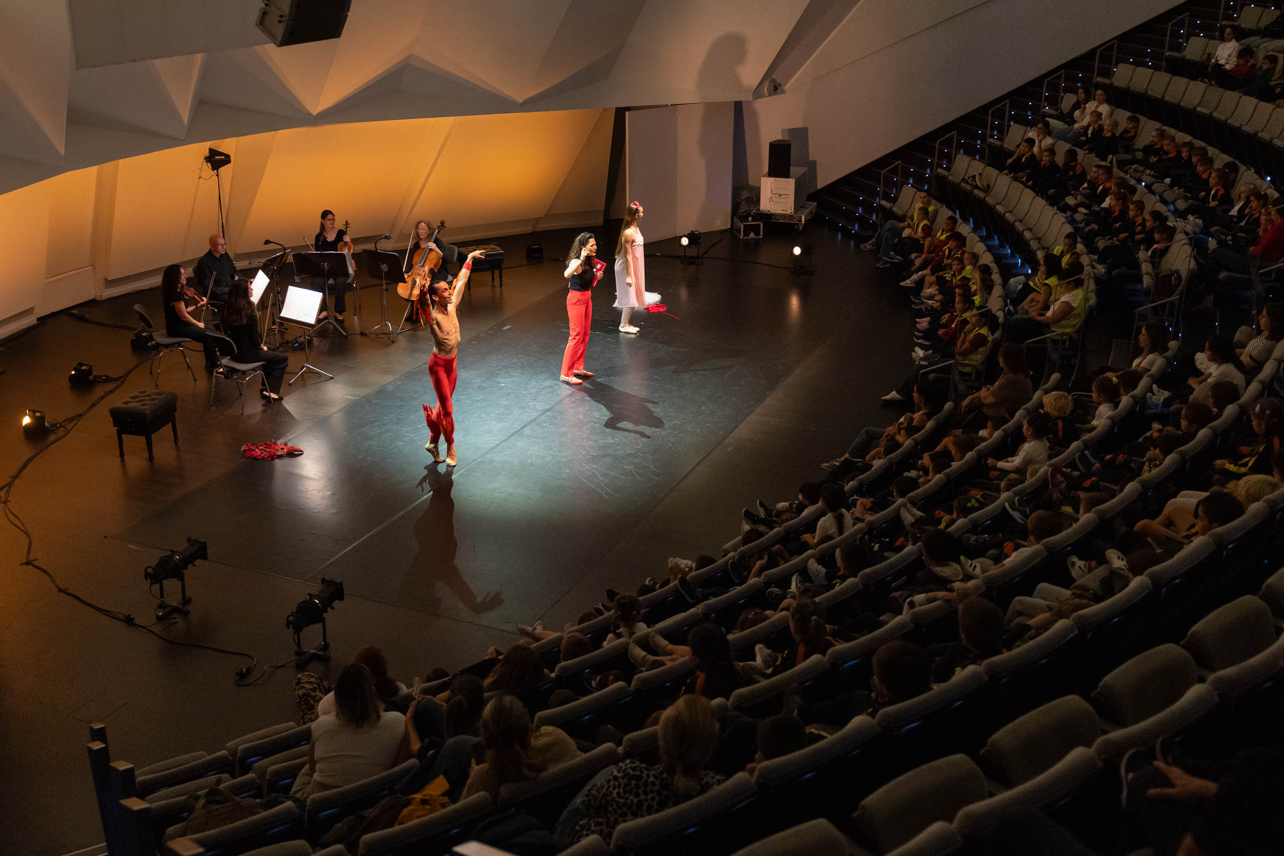 La Sinfónica acerca la danza y la música de cámara al público infantil con ‘Cuatro cuerdas y pico’