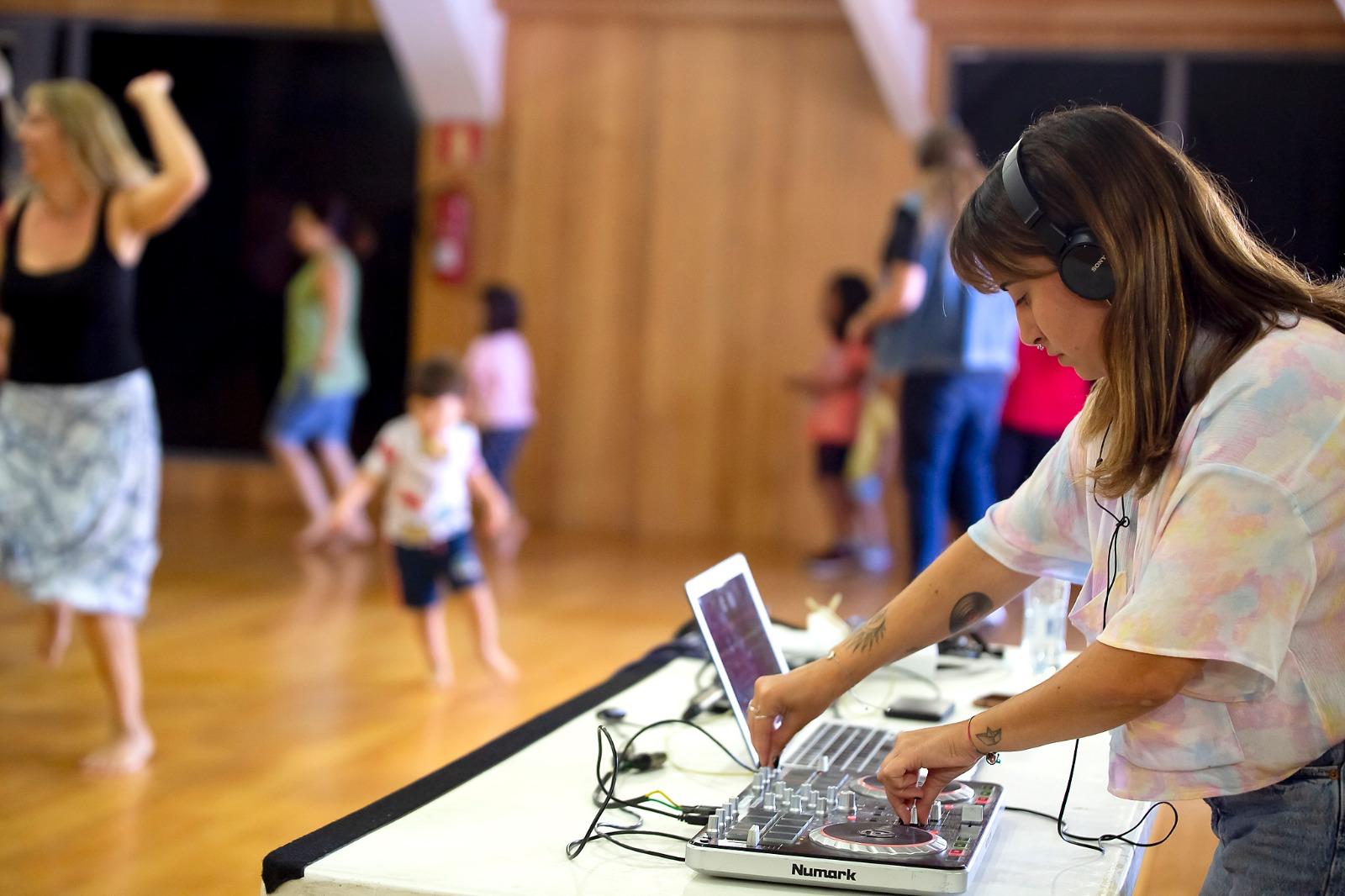 Música urbana y familias a cuerpo de fiestas matinales en el Teatro Leal