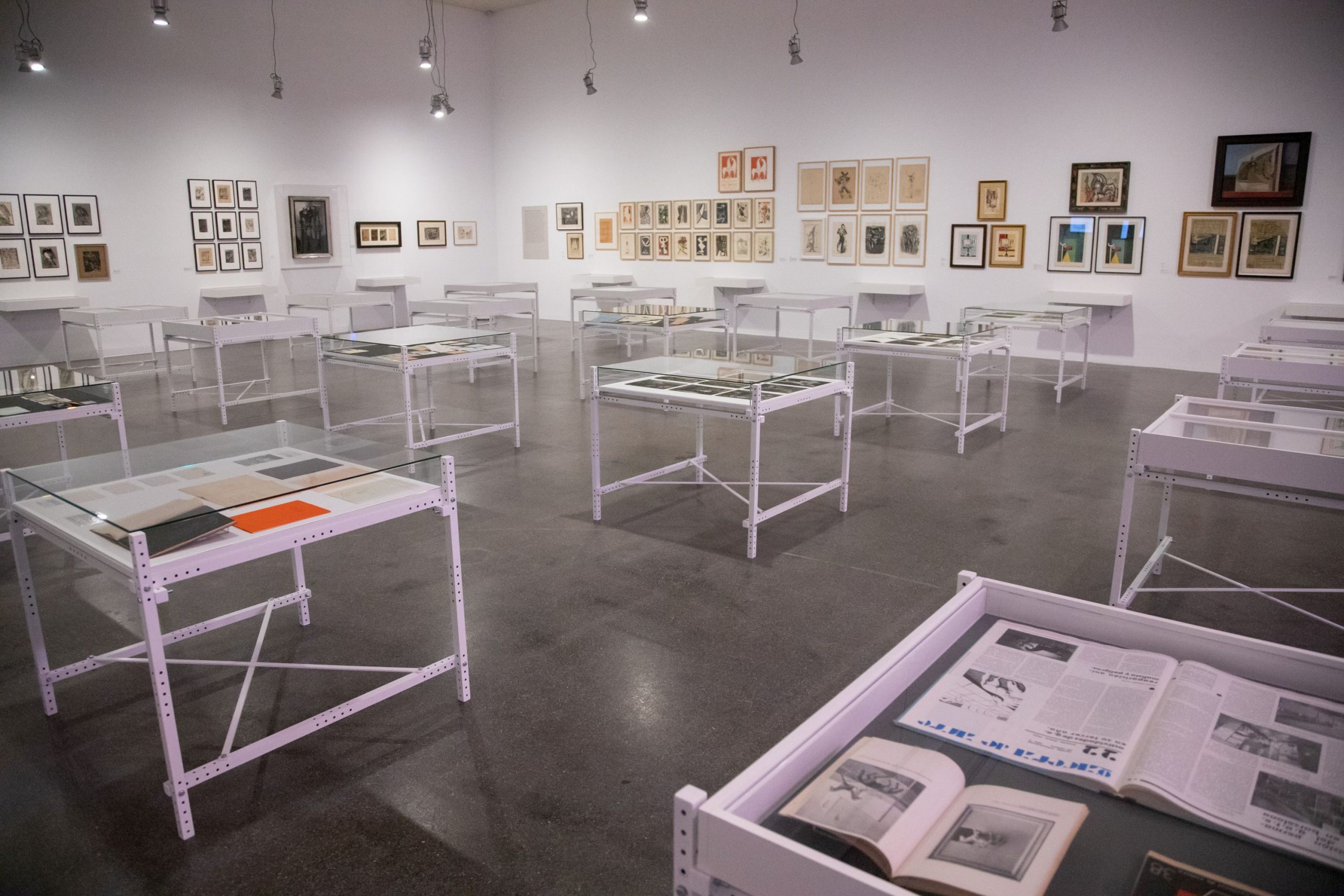 El museo TEA demuestra la importancia de la obra gráfica de Óscar Domínguez en su nueva exposición