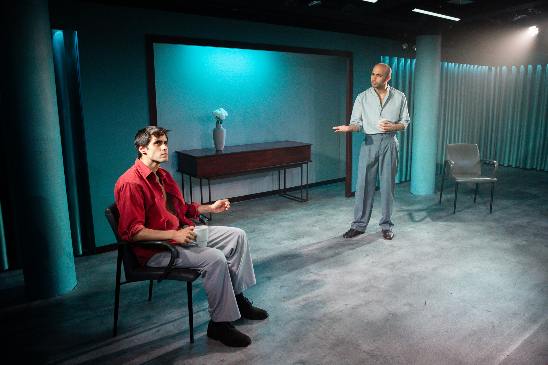 Las apariciones nos revela la madurez del futuro a través de dos amigos muy diferentes