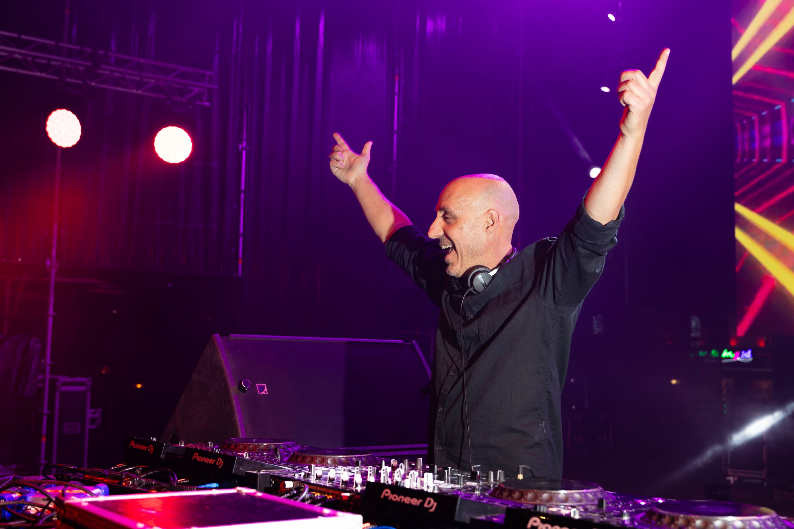 Quique Serra lanza ‘Mueveló’, un single de latin tech house pensado para la pista de baile