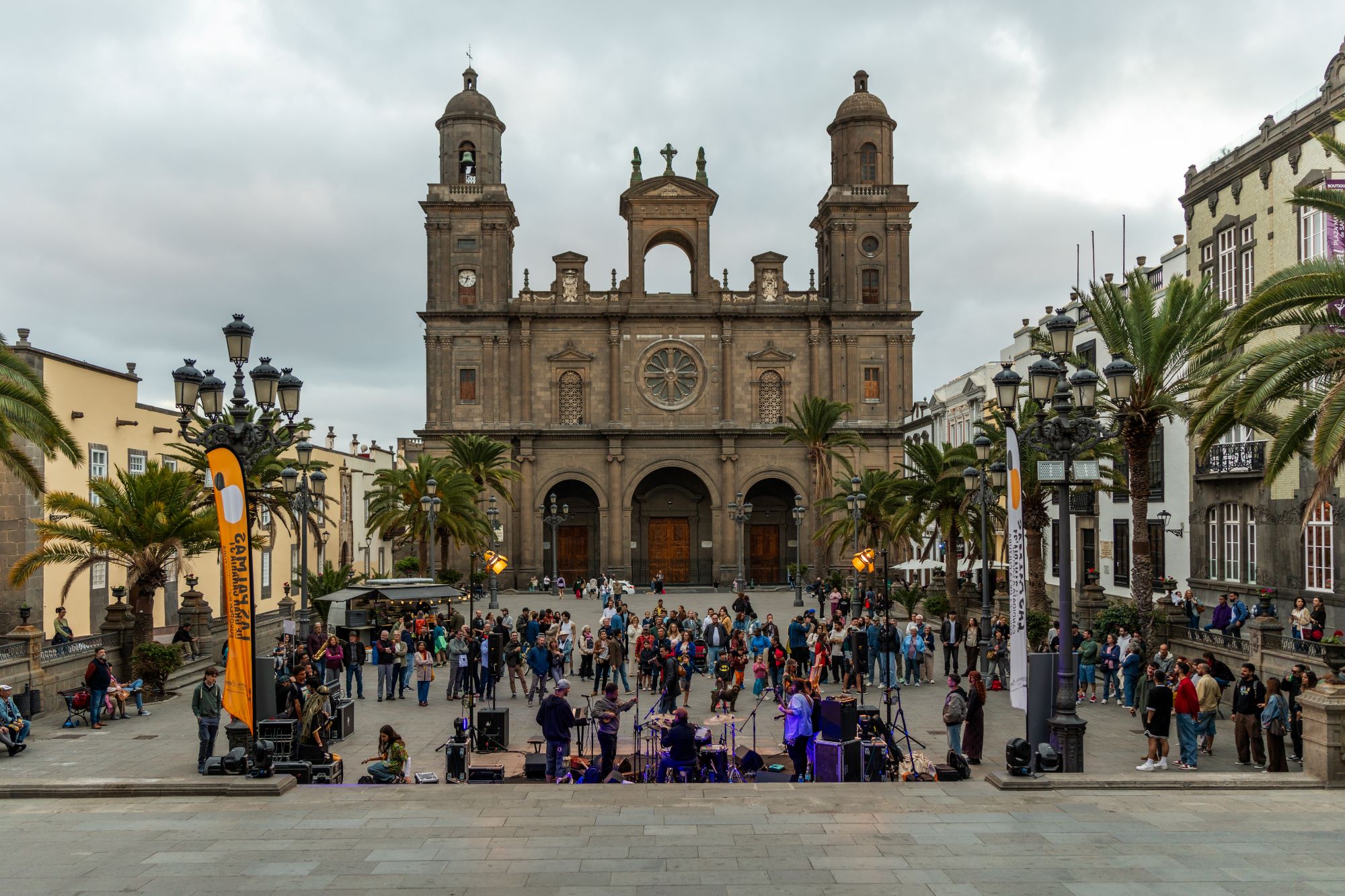 Una nueva sesión de ‘Jam en la Plaza’ llega a Las Canteras tras reunir a medio centenar de artistas en un entorno urbano y participativo