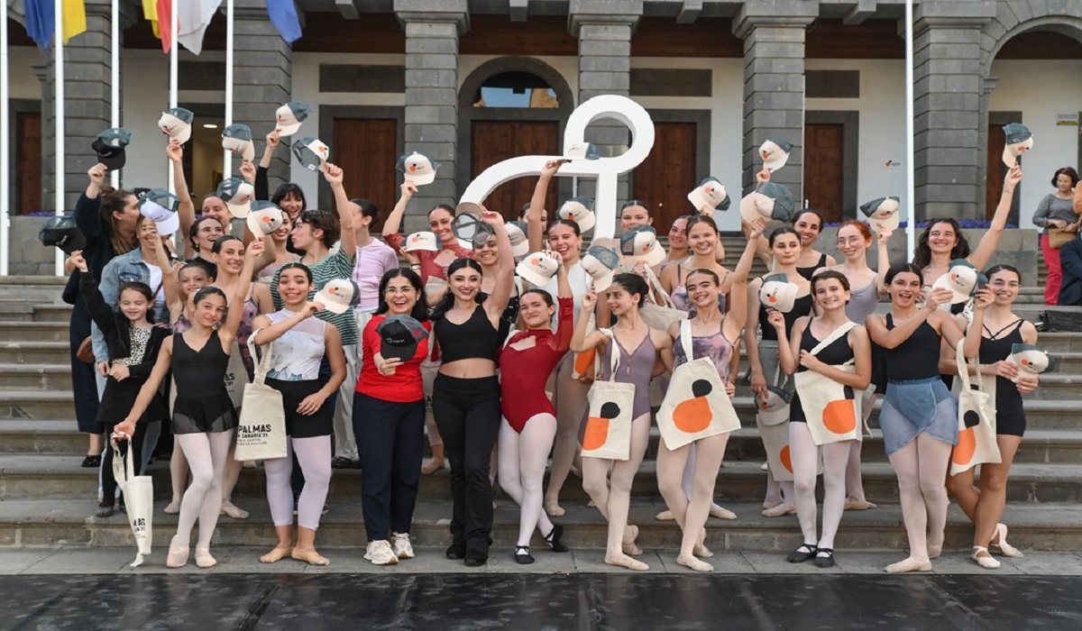 La plaza de Santa Ana se convierte en una clase de ballet el aire libre