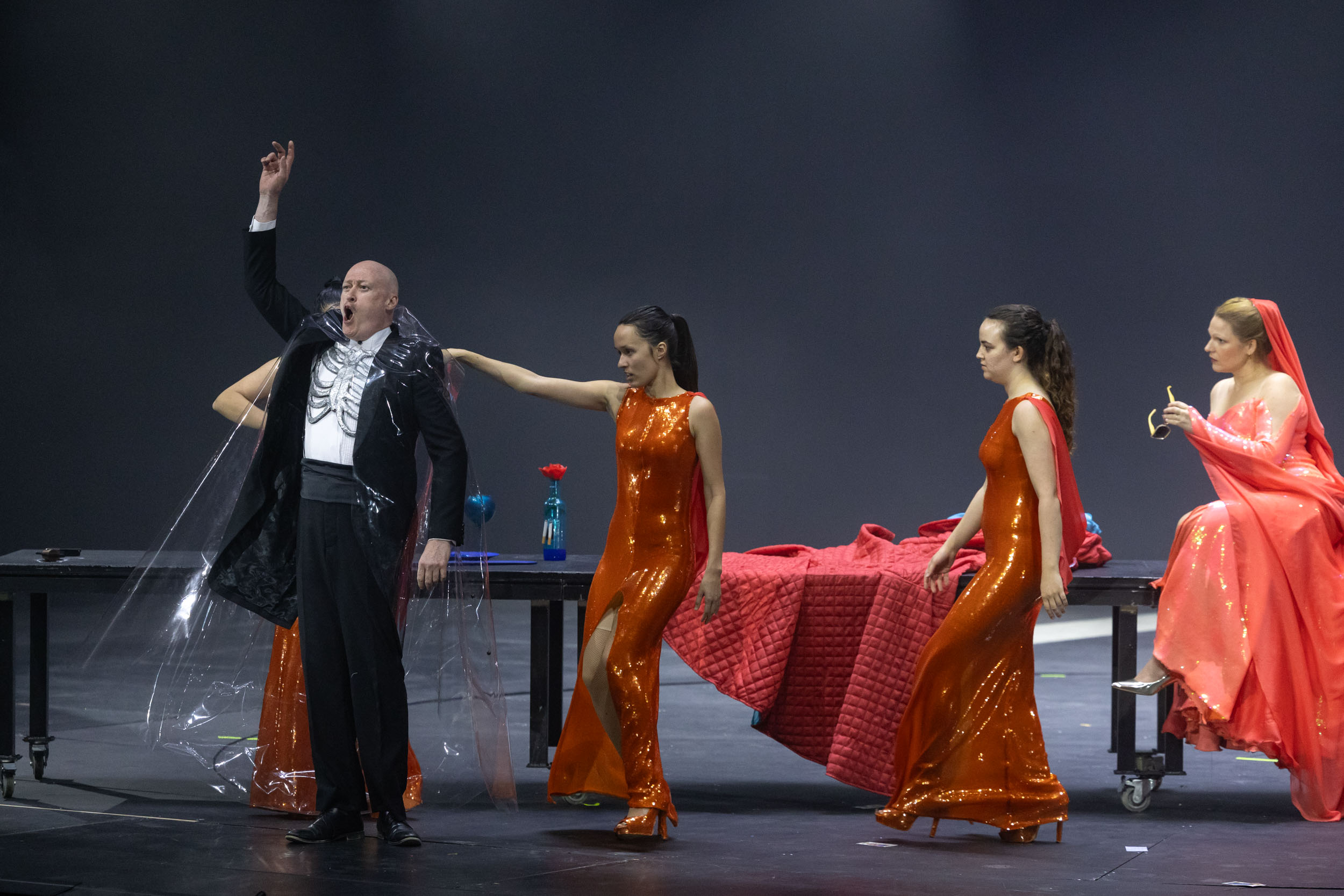 Los jóvenes asisten a El castillo de Barbazul, ópera que se ofrece al público este sábado