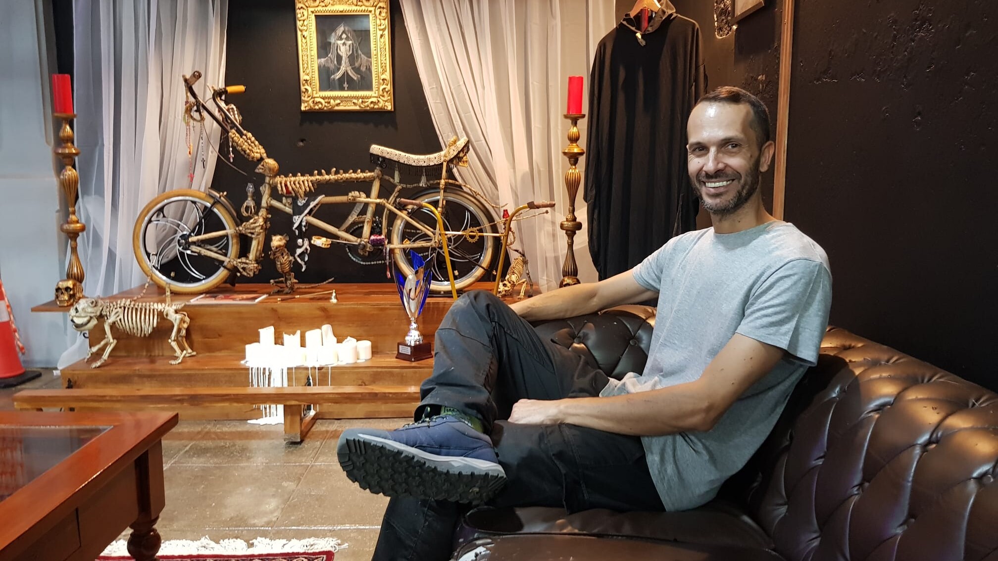 El arte sobre dos ruedas de Aníbal García aparca en la Biblioteca Insular