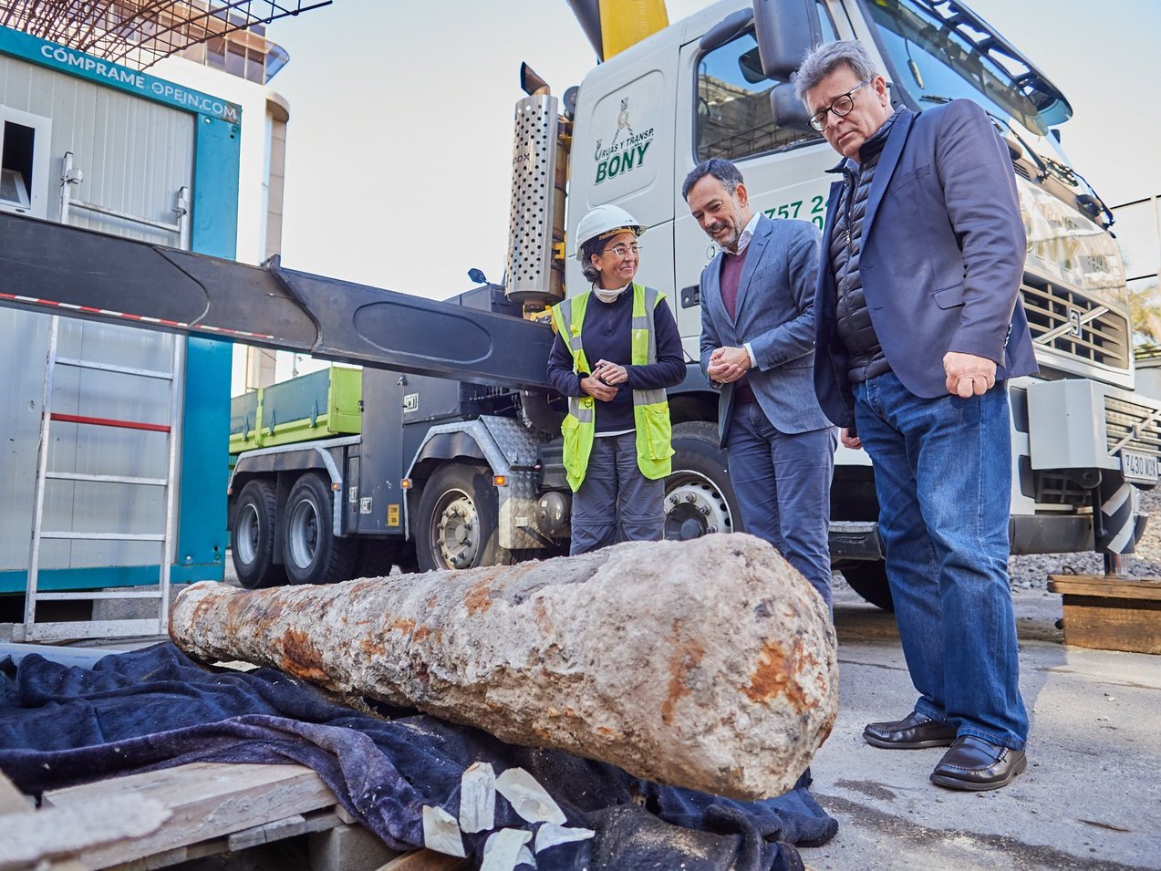 Técnicos de Museos de Tenerife analizan el hallazgo de un cañón en las obras del edificio anexo al Cabildo
