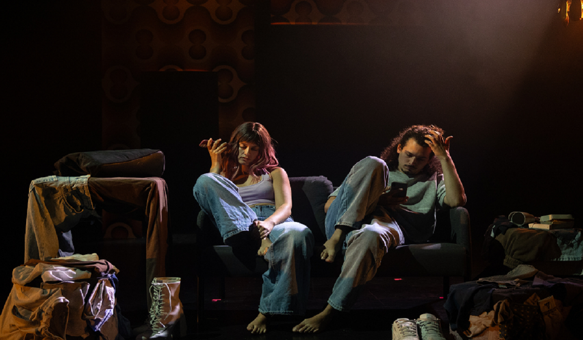 Mómerat Teatro lleva a escena la frustración juvenil ante un futuro diferente al que habían imaginado