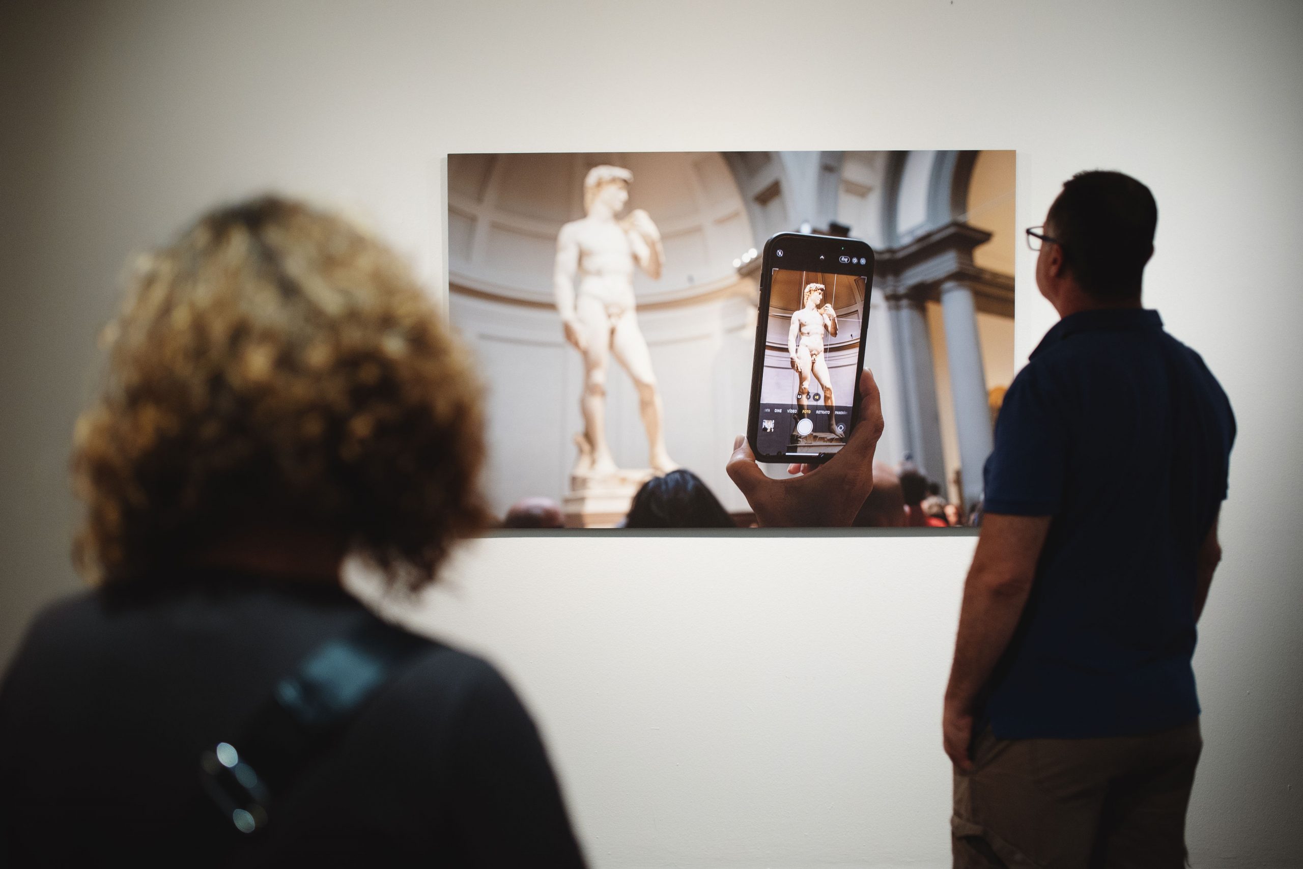 Cuando el público eclipsa a la obra: David Cabrera Guillén reflexiona sobre cómo miramos el arte en la era digital