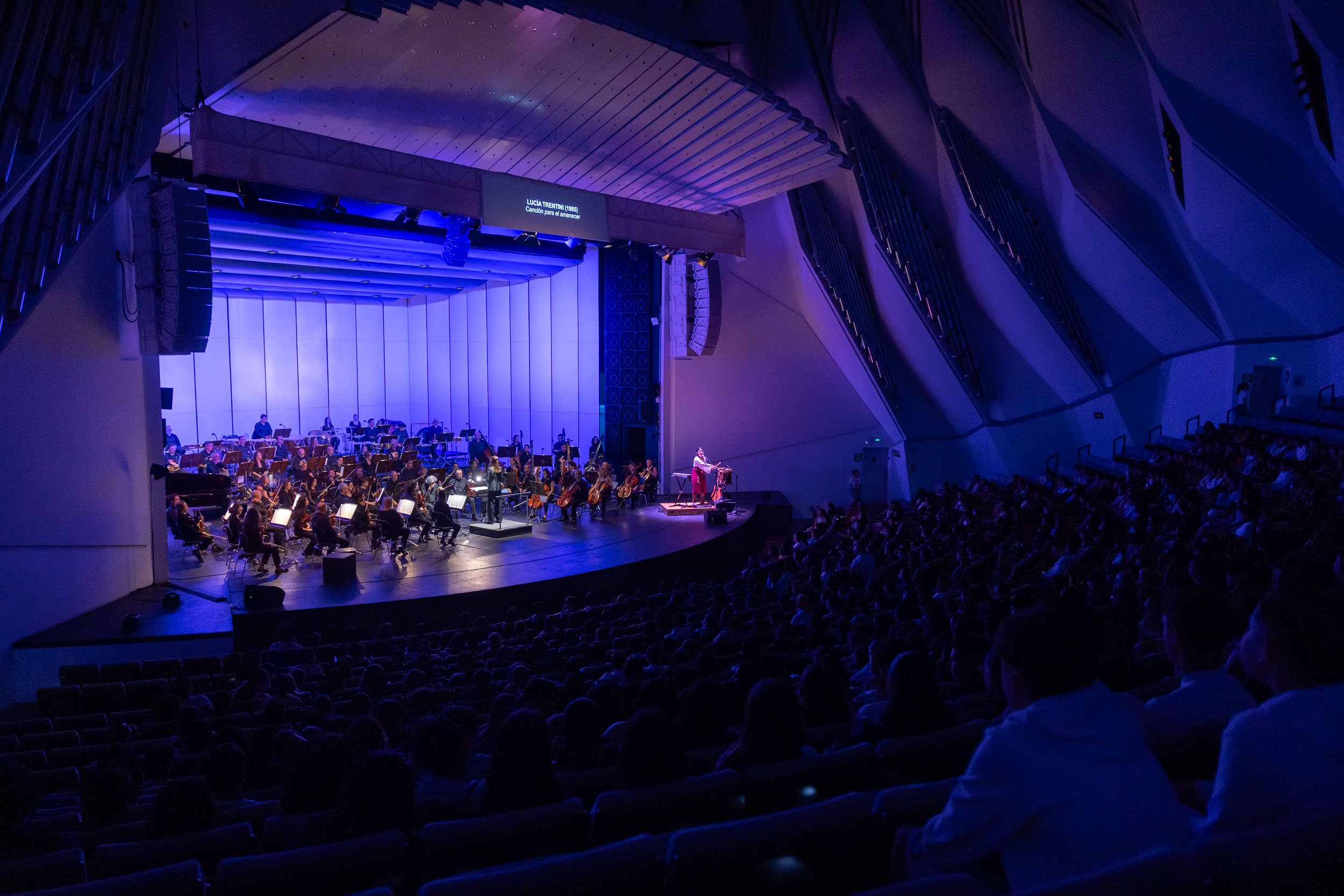 Fetén Fetén y la Sinfónica de Tenerife llenan el Auditorio de instrumentos insólitos y música popular