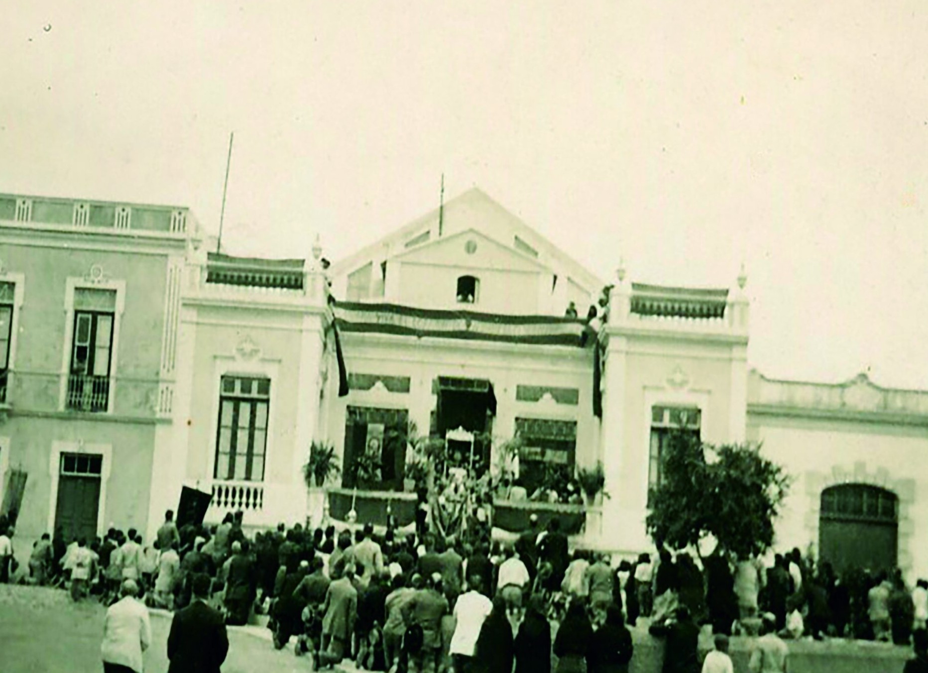 Carlos García recorre en su nuevo libro los cien años del Teatro Unión Tejina