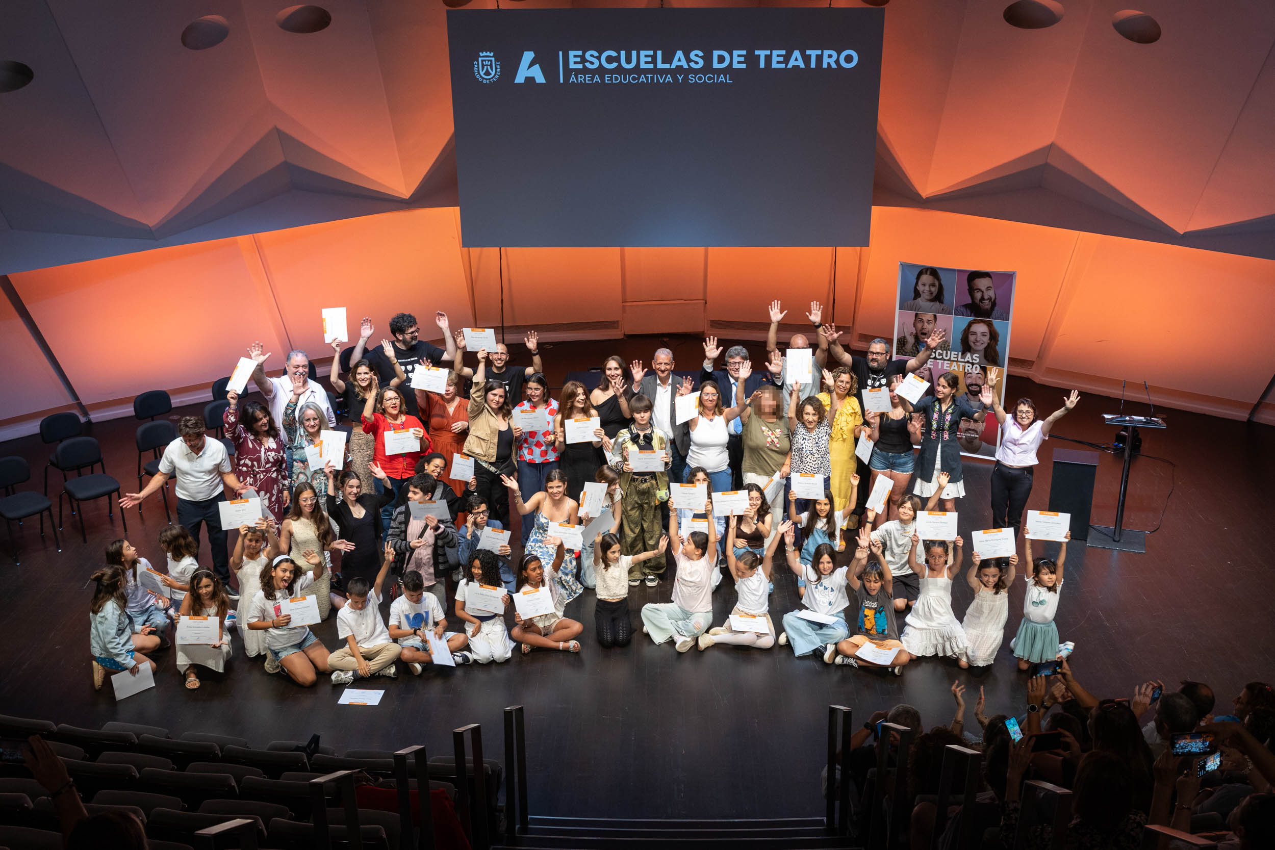 El alumnado de las Escuelas de Teatro recibe sus diplomas de fin de curso en el Auditorio
