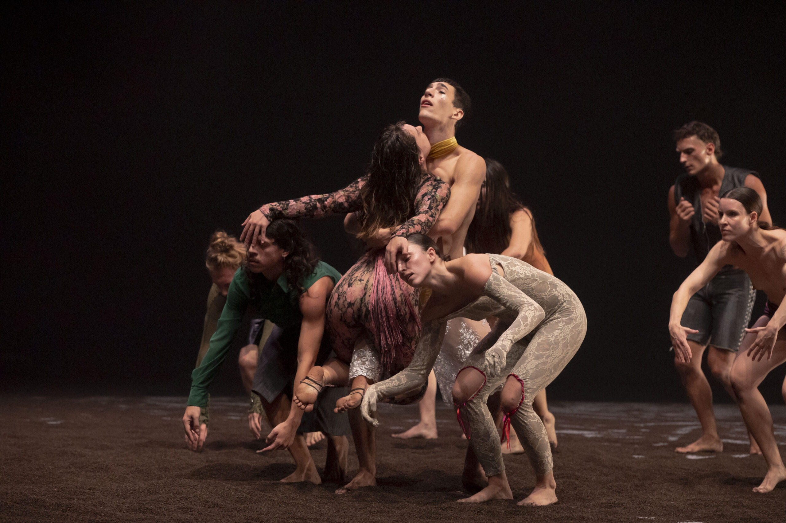 Una decena de intérpretes realizan una travesía para bailar desde la médula en La Quijá