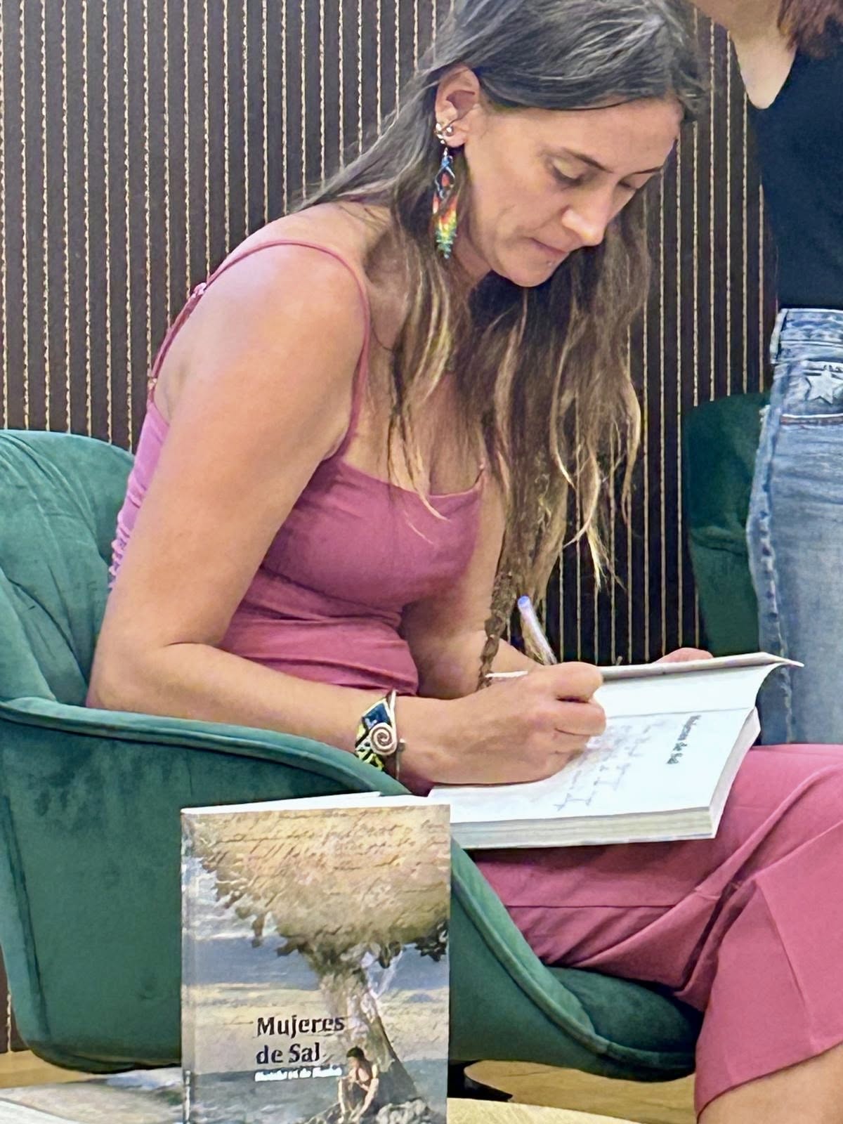 La cineasta Iris Carballo presenta en la Fundación Nanino Díaz Cutillas su libro ‘Mujeres de sal, hombres de humo’